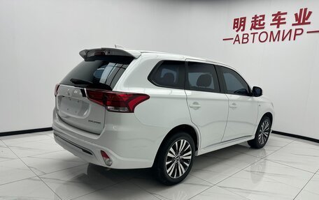 Mitsubishi Outlander III рестайлинг 3, 2021 год, 1 880 000 рублей, 4 фотография