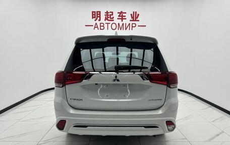 Mitsubishi Outlander III рестайлинг 3, 2021 год, 1 880 000 рублей, 6 фотография