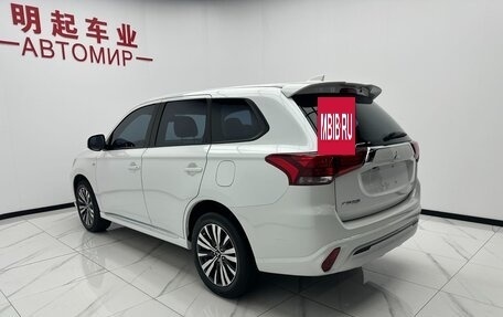Mitsubishi Outlander III рестайлинг 3, 2021 год, 1 880 000 рублей, 5 фотография