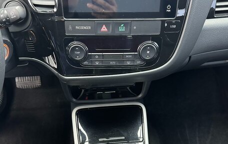 Mitsubishi Outlander III рестайлинг 3, 2021 год, 1 880 000 рублей, 12 фотография