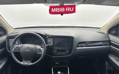 Mitsubishi Outlander III рестайлинг 3, 2021 год, 1 880 000 рублей, 10 фотография