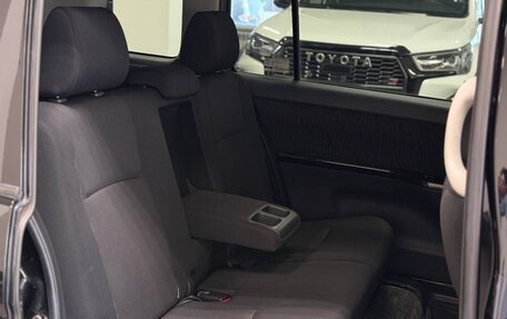 Toyota ISis I, 2013 год, 1 325 000 рублей, 13 фотография