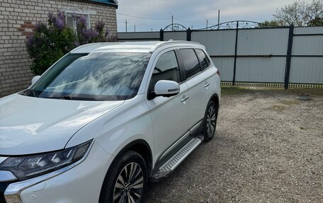 Mitsubishi Outlander III рестайлинг 3, 2020 год, 2 800 000 рублей, 4 фотография