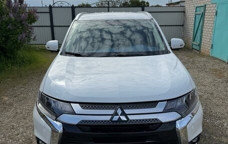 Mitsubishi Outlander III рестайлинг 3, 2020 год, 2 800 000 рублей, 2 фотография