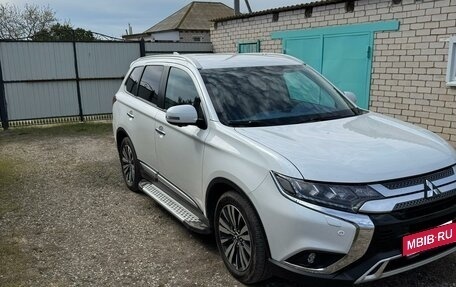 Mitsubishi Outlander III рестайлинг 3, 2020 год, 2 800 000 рублей, 3 фотография