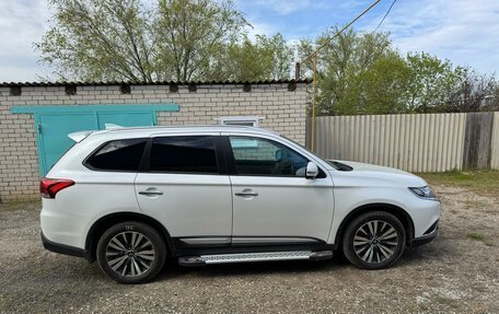 Mitsubishi Outlander III рестайлинг 3, 2020 год, 2 800 000 рублей, 8 фотография