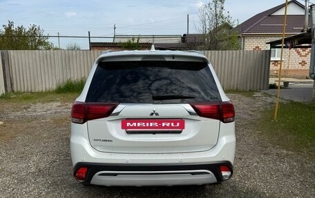 Mitsubishi Outlander III рестайлинг 3, 2020 год, 2 800 000 рублей, 5 фотография