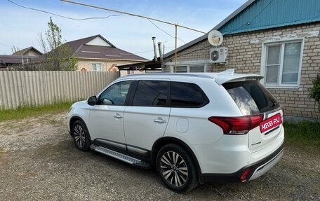 Mitsubishi Outlander III рестайлинг 3, 2020 год, 2 800 000 рублей, 6 фотография