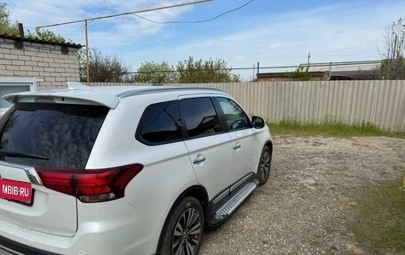 Mitsubishi Outlander III рестайлинг 3, 2020 год, 2 800 000 рублей, 7 фотография