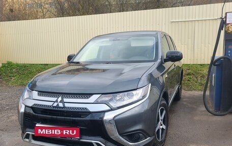 Mitsubishi Outlander III рестайлинг 3, 2019 год, 1 850 000 рублей, 1 фотография