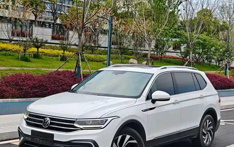 Volkswagen Tiguan II, 2023 год, 2 390 000 рублей, 1 фотография