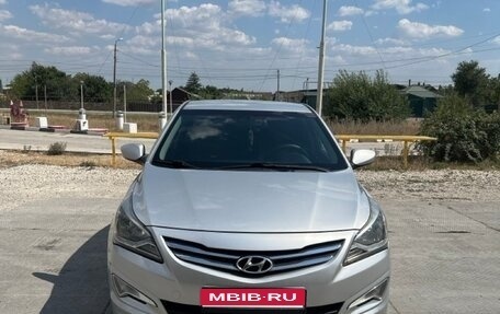 Hyundai Solaris II рестайлинг, 2016 год, 900 000 рублей, 1 фотография