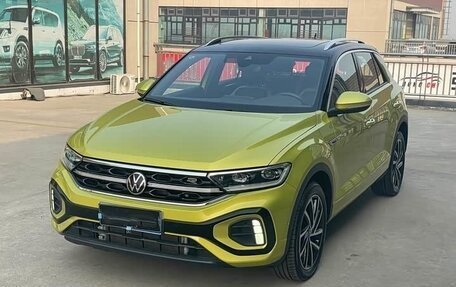 Volkswagen T-Roc I, 2023 год, 2 000 000 рублей, 2 фотография
