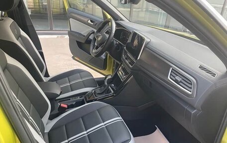 Volkswagen T-Roc I, 2023 год, 2 000 000 рублей, 10 фотография
