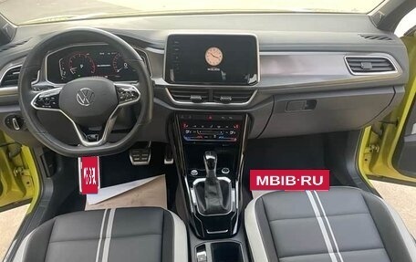Volkswagen T-Roc I, 2023 год, 2 000 000 рублей, 11 фотография