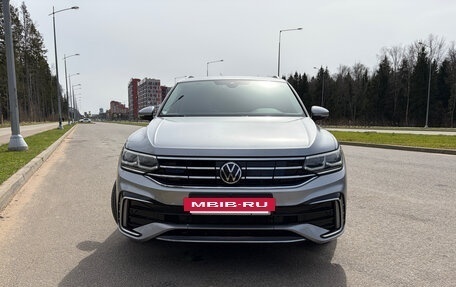 Volkswagen Tiguan II, 2021 год, 3 700 000 рублей, 2 фотография