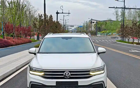 Volkswagen Tiguan II, 2023 год, 2 390 000 рублей, 2 фотография