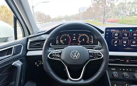 Volkswagen Tiguan II, 2023 год, 2 390 000 рублей, 10 фотография
