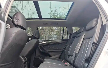 Volkswagen Tiguan II, 2023 год, 2 390 000 рублей, 23 фотография