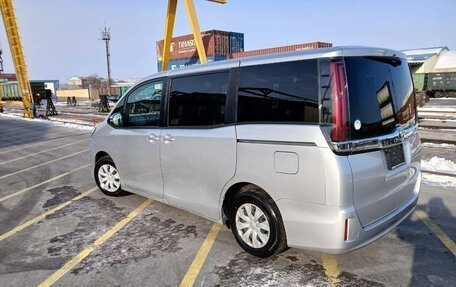 Toyota Noah III, 2021 год, 2 259 000 рублей, 3 фотография