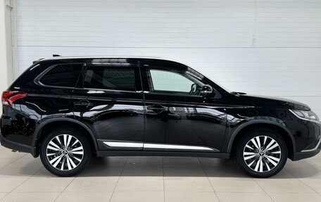 Mitsubishi Outlander III рестайлинг 3, 2018 год, 2 490 000 рублей, 10 фотография