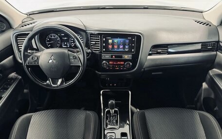 Mitsubishi Outlander III рестайлинг 3, 2018 год, 2 490 000 рублей, 11 фотография