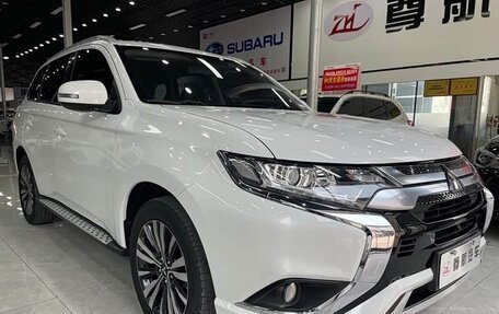 Mitsubishi Outlander III рестайлинг 3, 2022 год, 1 970 000 рублей, 3 фотография