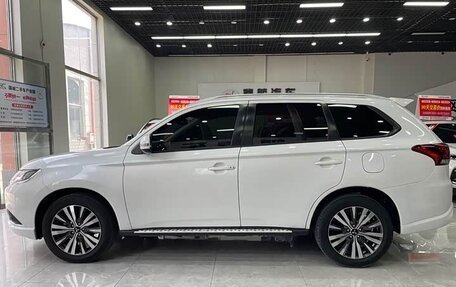 Mitsubishi Outlander III рестайлинг 3, 2022 год, 1 970 000 рублей, 7 фотография