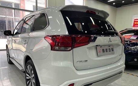 Mitsubishi Outlander III рестайлинг 3, 2022 год, 1 970 000 рублей, 8 фотография