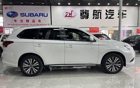 Mitsubishi Outlander III рестайлинг 3, 2022 год, 1 970 000 рублей, 4 фотография