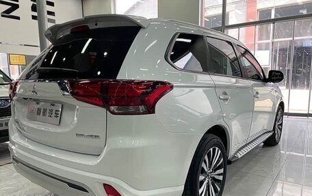 Mitsubishi Outlander III рестайлинг 3, 2022 год, 1 970 000 рублей, 6 фотография