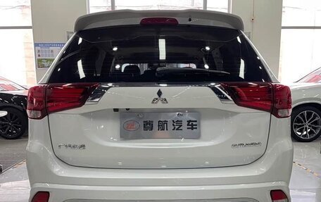 Mitsubishi Outlander III рестайлинг 3, 2022 год, 1 970 000 рублей, 5 фотография