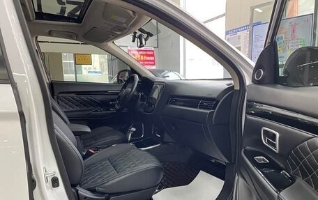 Mitsubishi Outlander III рестайлинг 3, 2022 год, 1 970 000 рублей, 12 фотография