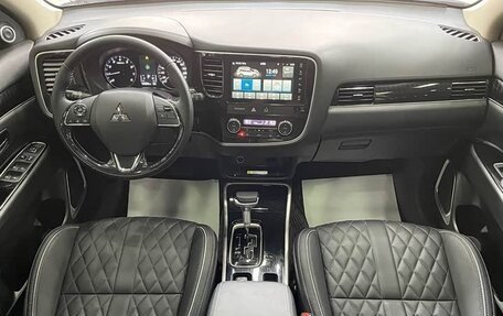 Mitsubishi Outlander III рестайлинг 3, 2022 год, 1 970 000 рублей, 14 фотография