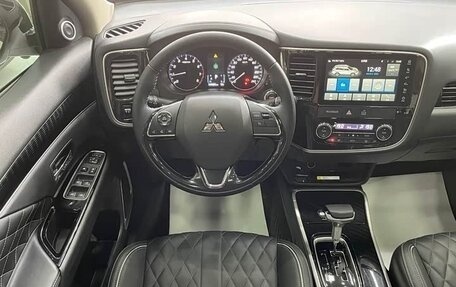 Mitsubishi Outlander III рестайлинг 3, 2022 год, 1 970 000 рублей, 13 фотография