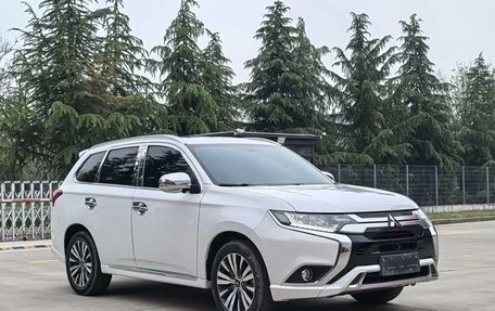 Mitsubishi Outlander III рестайлинг 3, 2021 год, 1 985 000 рублей, 4 фотография
