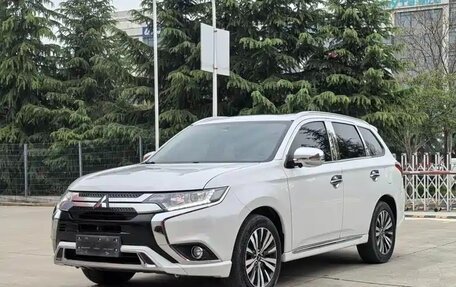 Mitsubishi Outlander III рестайлинг 3, 2021 год, 1 985 000 рублей, 2 фотография