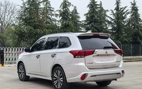 Mitsubishi Outlander III рестайлинг 3, 2021 год, 1 985 000 рублей, 8 фотография