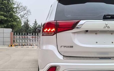 Mitsubishi Outlander III рестайлинг 3, 2021 год, 1 985 000 рублей, 7 фотография