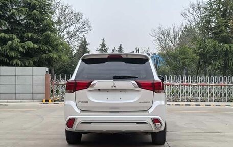 Mitsubishi Outlander III рестайлинг 3, 2021 год, 1 985 000 рублей, 6 фотография