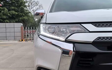 Mitsubishi Outlander III рестайлинг 3, 2021 год, 1 985 000 рублей, 5 фотография