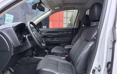 Mitsubishi Outlander III рестайлинг 3, 2021 год, 1 985 000 рублей, 13 фотография
