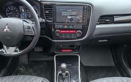 Mitsubishi Outlander III рестайлинг 3, 2021 год, 1 985 000 рублей, 15 фотография
