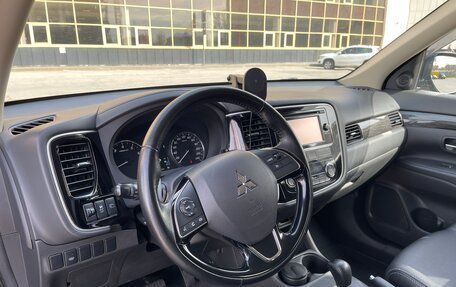 Mitsubishi Outlander III рестайлинг 3, 2015 год, 1 750 000 рублей, 12 фотография