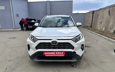 Toyota RAV4, 2020 год, 2 200 000 рублей, 3 фотография