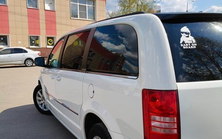 Chrysler Town & Country V рестайлинг, 2010 год, 1 499 000 рублей, 3 фотография