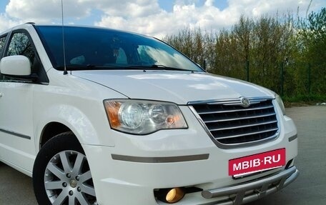 Chrysler Town & Country V рестайлинг, 2010 год, 1 499 000 рублей, 2 фотография
