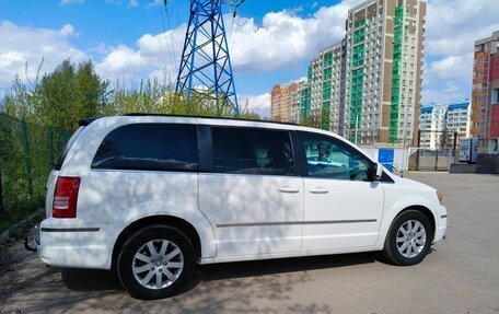 Chrysler Town & Country V рестайлинг, 2010 год, 1 499 000 рублей, 4 фотография