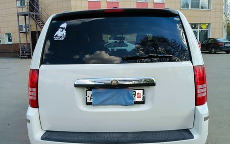 Chrysler Town & Country V рестайлинг, 2010 год, 1 499 000 рублей, 5 фотография