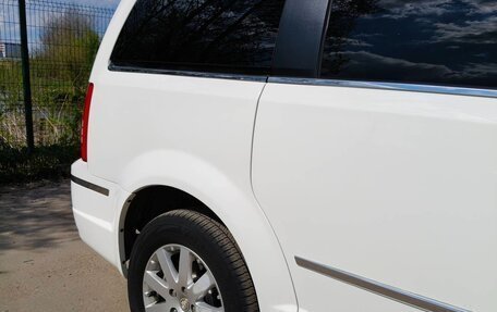 Chrysler Town & Country V рестайлинг, 2010 год, 1 499 000 рублей, 10 фотография